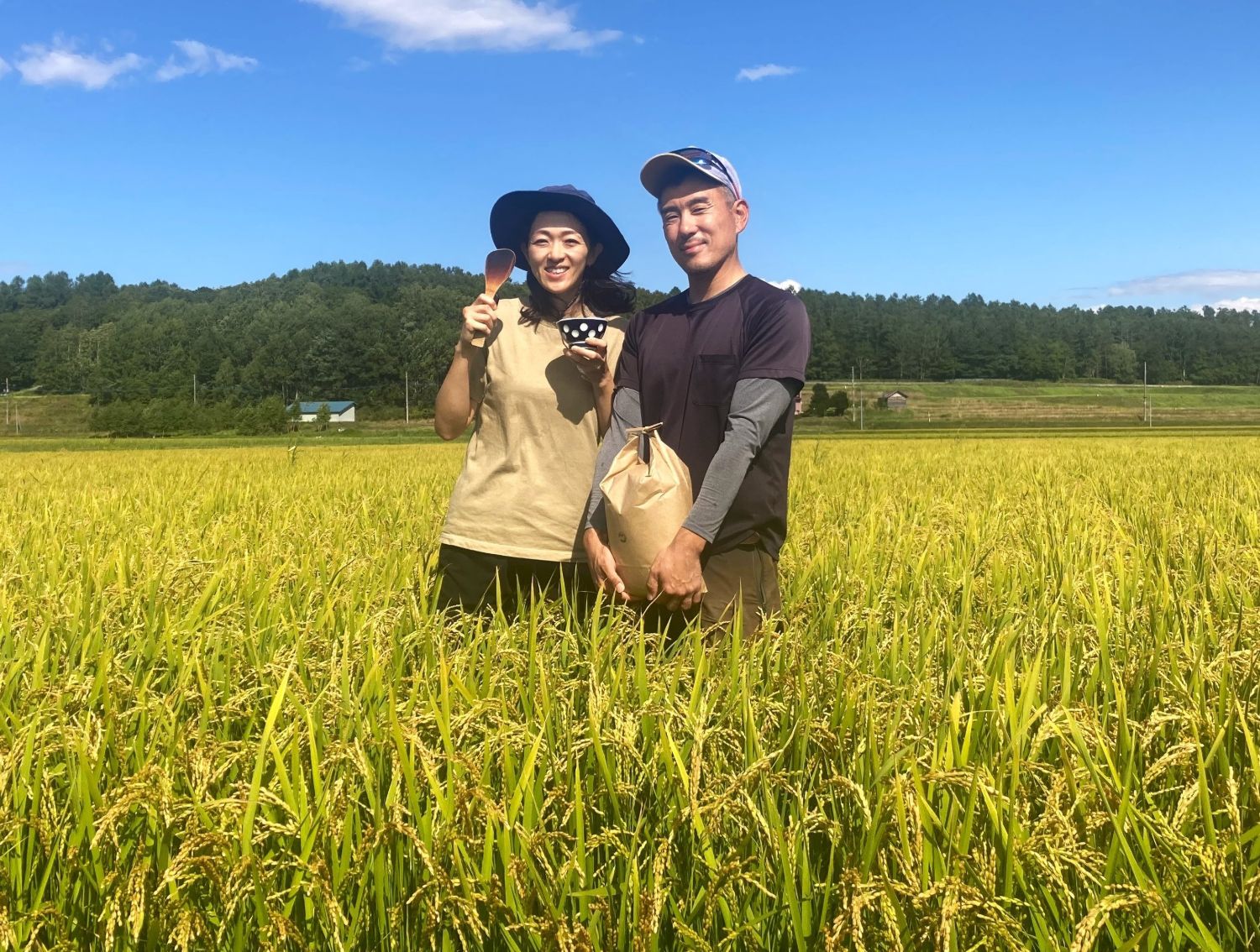 まきファームたかす 田んぼでの夫婦写真